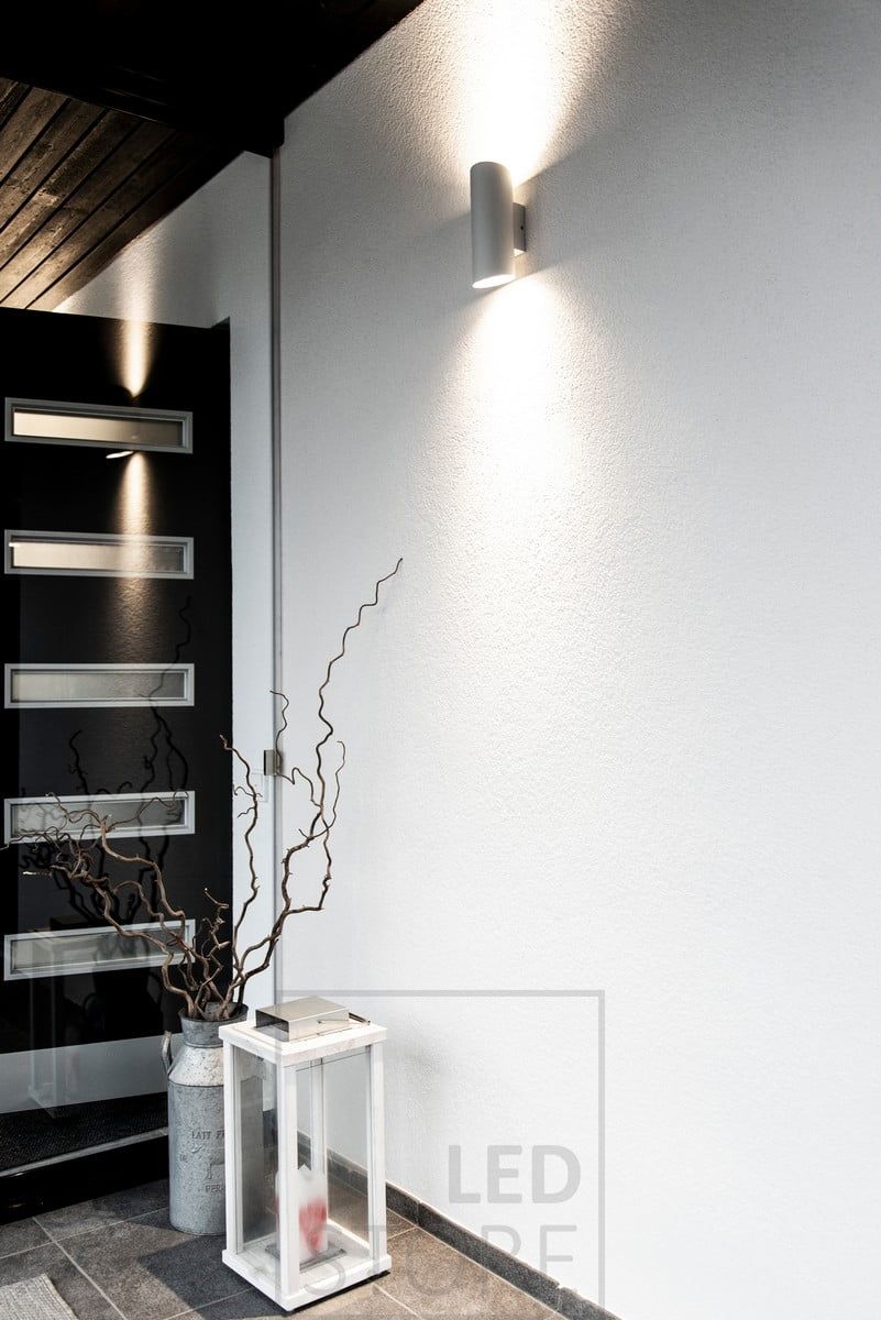 Led Viisto 2 seinävalaisin ulkona valaisemassa terassia sekä sisäänkäyntiä. Valaisimesta löytyy myös musta versio. Ledstore.fi